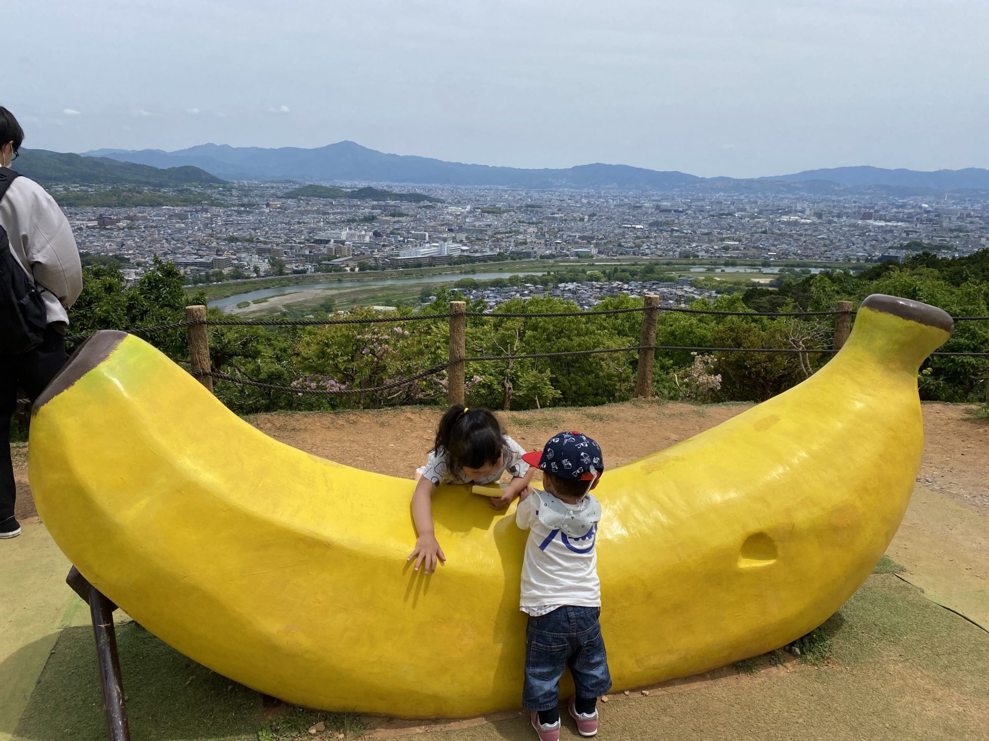 頂上にあったバナナの形の椅子で遊ぶ子どもの写真